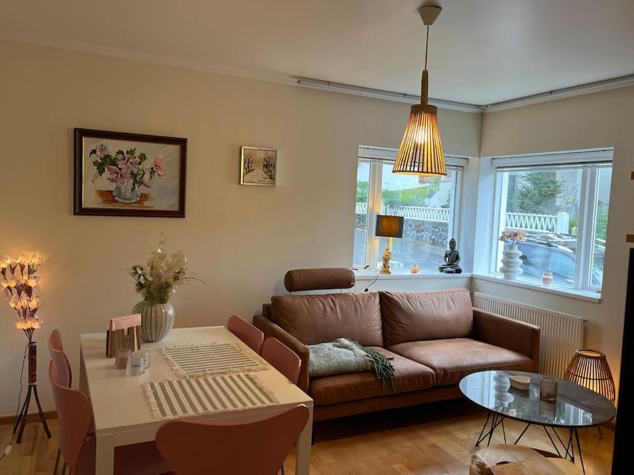 Charming 3 Bedroom Apartment 아퀴레이리 외부 사진
